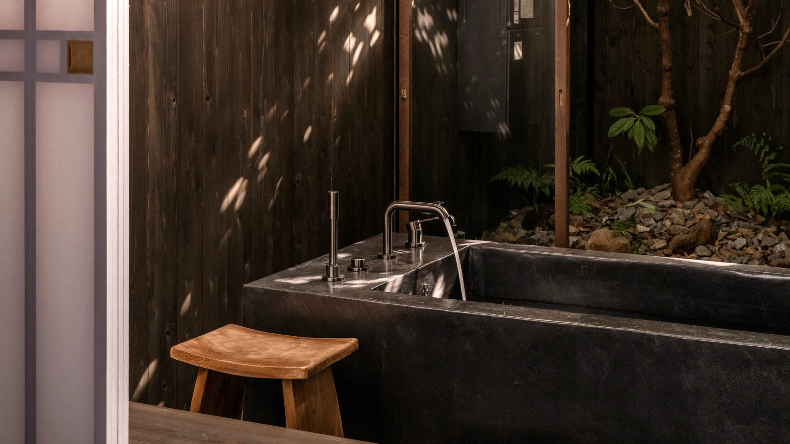 Bath tub