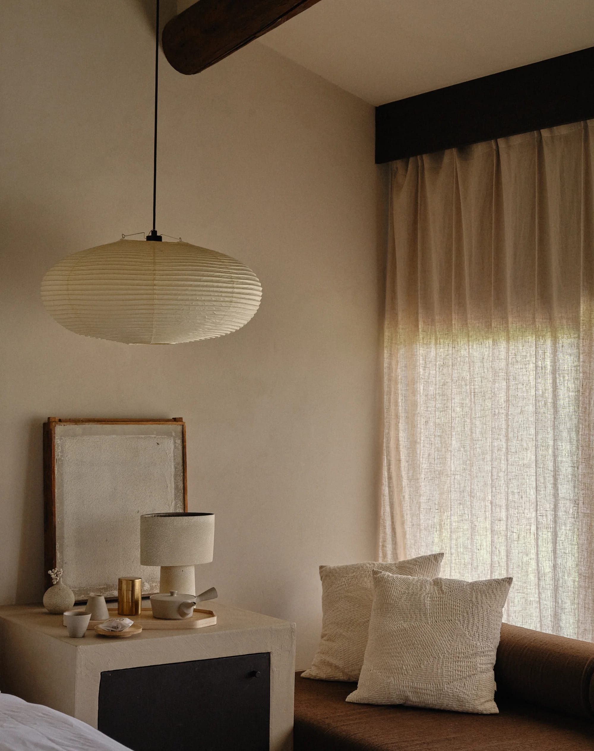 Paper pendant light, tea set and sofa in Suite 1